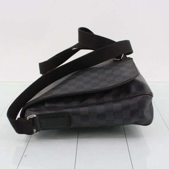 Louis Vuitton Damier Graphite Messenger Shoulder Bag - Picture 3 of 9